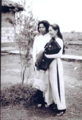 Nhất Chi Mai (tóc dài bên phải)