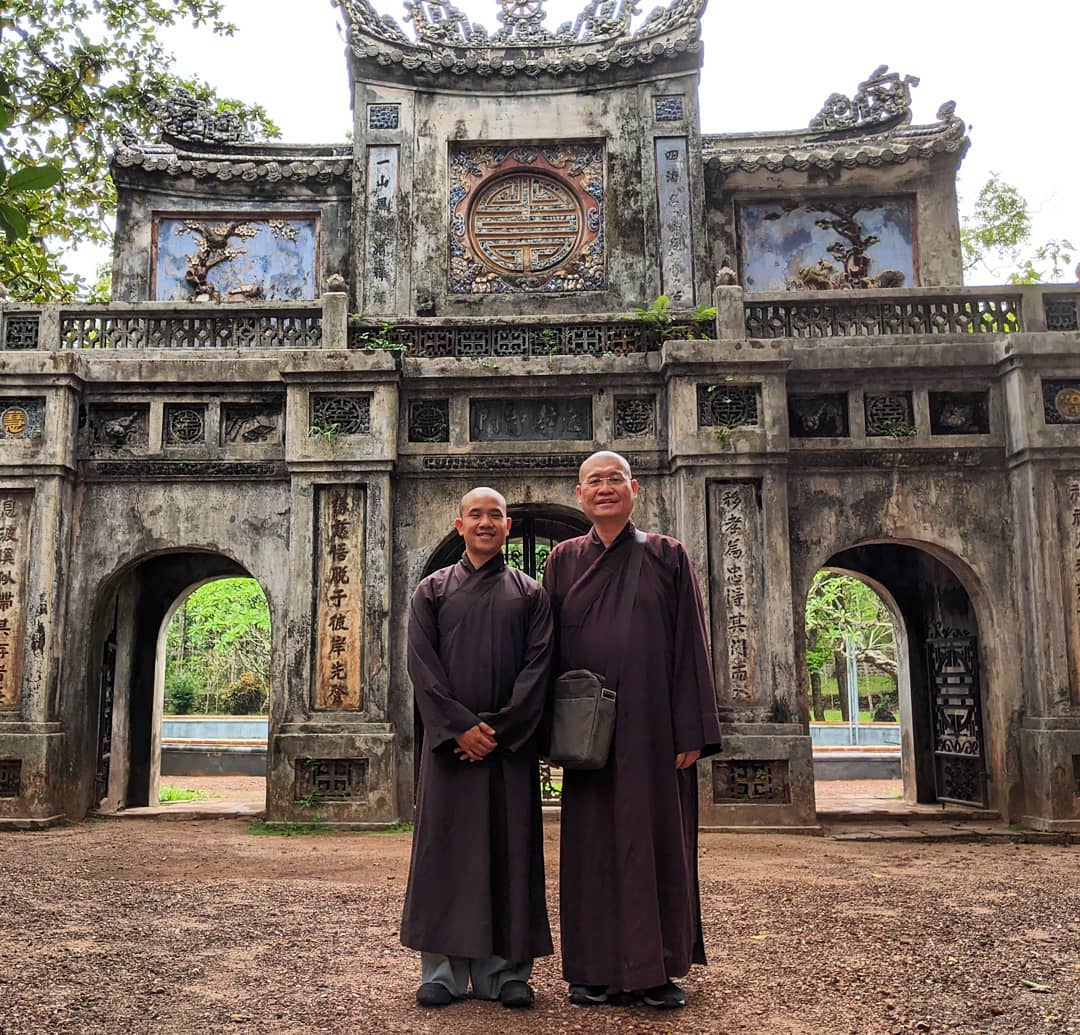 Thầy Pháp Ấn (phải) và thầy Pháp Hữu 